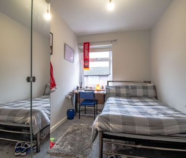 Stylish, contemporary six bed property - Photo 2