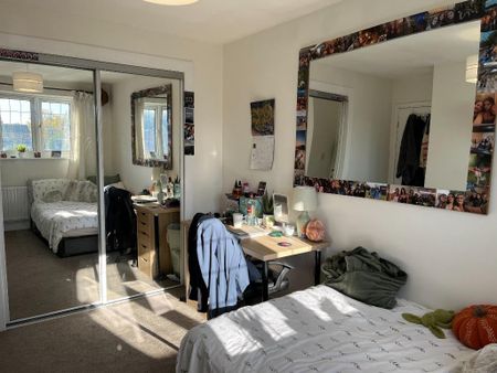 4 bedroom end of terrace house to rent - Photo 4