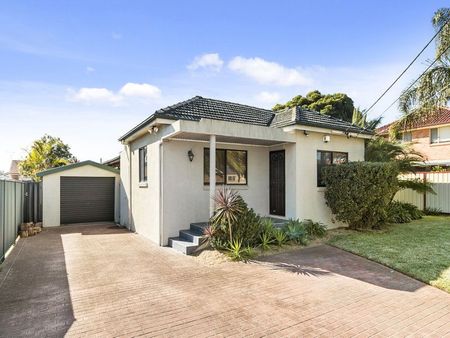IMPRESSIVE THREE BEDROOM - Photo 4