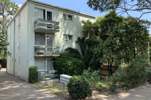 Top-Floor Living Near the Yarra in a Prime Hawthorn Pocket. First-Come-First-Served Scramble Parking! - Photo 1