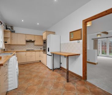 4 bedroom detached house to rent - Photo 2