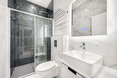 A newly refurbished one bedroom apartment set in a newly refurbished building moments from Kensington Olympia. - Photo 5