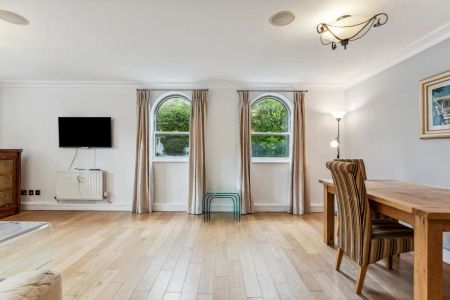 2 bedroom flat in Barnes - Photo 2