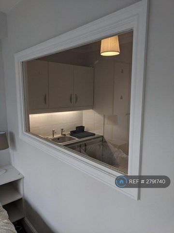 1 bedroom in a house share to rent - Photo 2