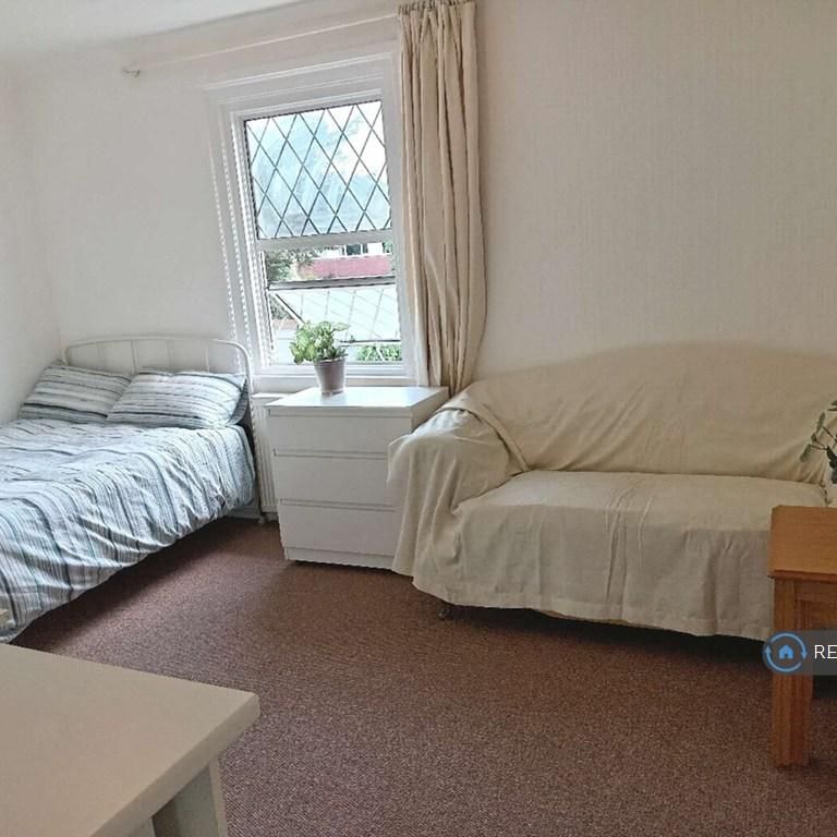 1 bedroom in a house share to rent - Photo 1