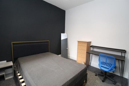 6 bedroom house to rent - Photo 2