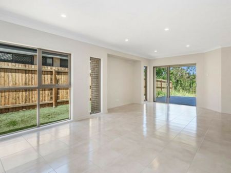 4 Bedroom 2 Living Room House in Ormeau! - Photo 2