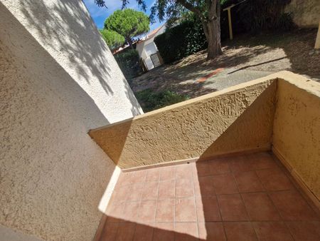 A LOUER T2 RDV AVEC BALCON PORT LA NOUVELLE - Photo 2