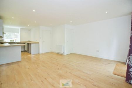 3 bedroom semi-detached house to rent - Photo 2