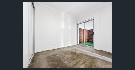 Luxurious 2-Bed Apartment in Resort-Style Complex – Walk to Everything - Photo 2