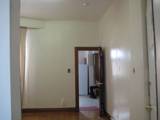 For Lease - 759 Gerrard Street Unit# Main Fl, Toronto, Ontario - Photo 1