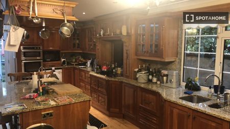 Room for rent in 4-bedroom house in Clontarf, Dublin - Photo 4