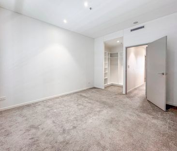 Spacious Split-Level Apartment in the Iconic ‘Tempo’ Complex - Photo 5