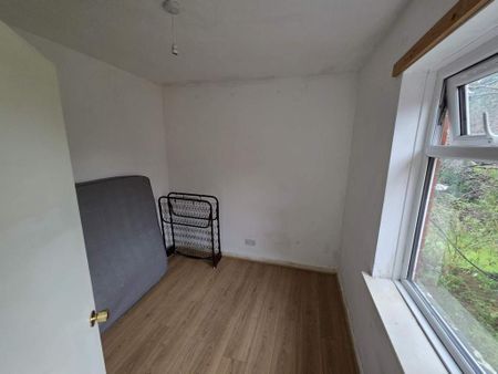 4 bedroom semi-detached house to rent - Photo 5