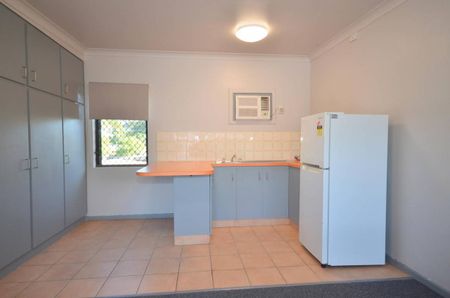 Unfurnished Upstairs Studio Apartment - Carport - Swimming Pool - Photo 4