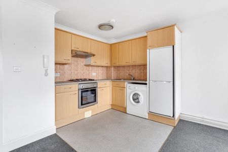 1 bedroom Flat To Let - Photo 4
