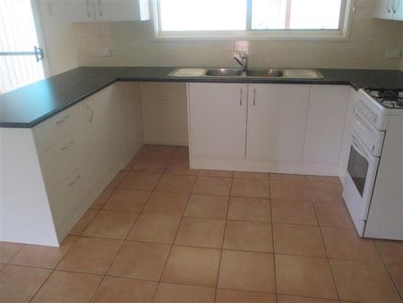 Great location family home with large shed!! - Photo 4