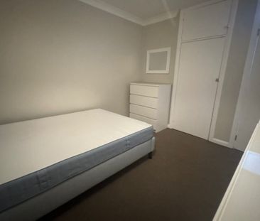 Room in a Shared Flat, Leyton Road, SW19 - Photo 3