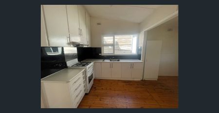 Well sized home, with a large backyard! - Photo 4
