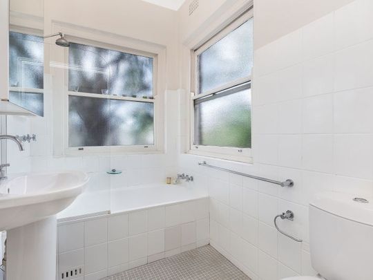 Charming One Bedroom Apartment, Footsteps from Edgecliff Eastpoint Shopping Centre! - Photo 1