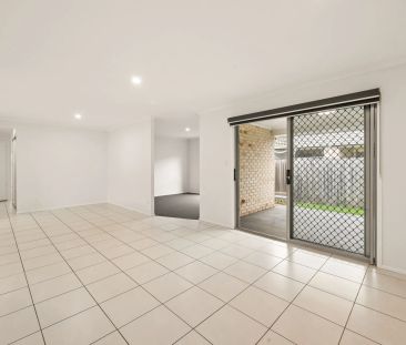 Spacious Family Home in Prime Location - walk to school and shops! - Photo 2