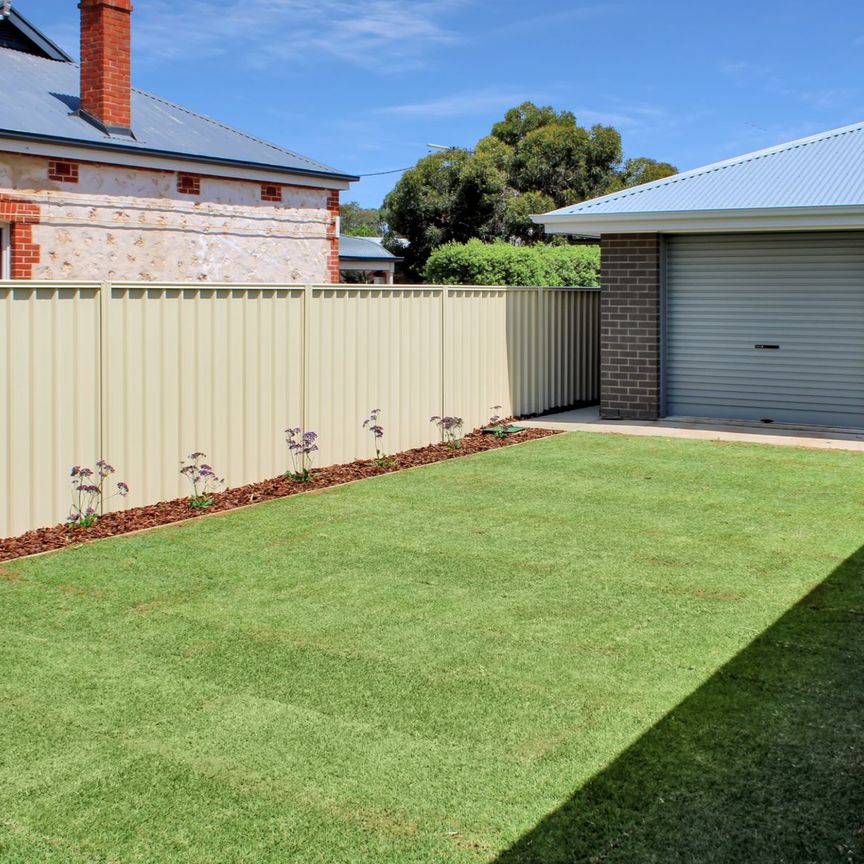 4 Bedrooms + Ensuite - Central Location! - Photo 1