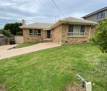 Ideally Located 3 Bedroom Family Home In Mt Waverley School Zone !!! - Photo 3