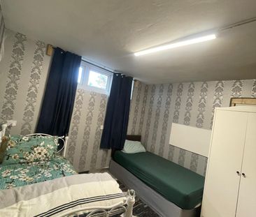 box room and double room in a shared house- ilford - Photo 2