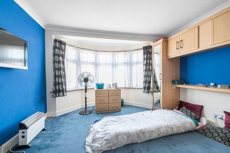 3 Bed Terraced House, Studley Drive, IG4 - Photo 5