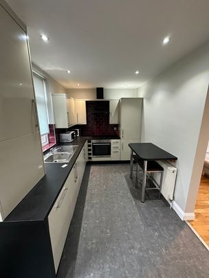 28 Newsome Road, Huddersfield, HD4 - Photo 1