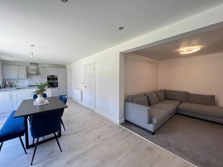 4 bedroom detached house to rent - Photo 3