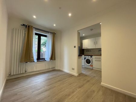 4 Bed Terraced House, Harrier Way, E6 - Photo 5