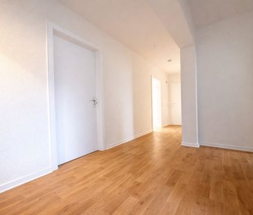 FRISCH RENOVIERTE 4-ZIMMERWOHNUNG MIT BALKON IN KREFELD ZU MIETEN! - Photo 1