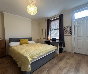 4 bedroom semi-detached house to rent - Photo 5