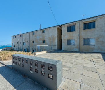 Coastal Living at Its Finest - Photo 4