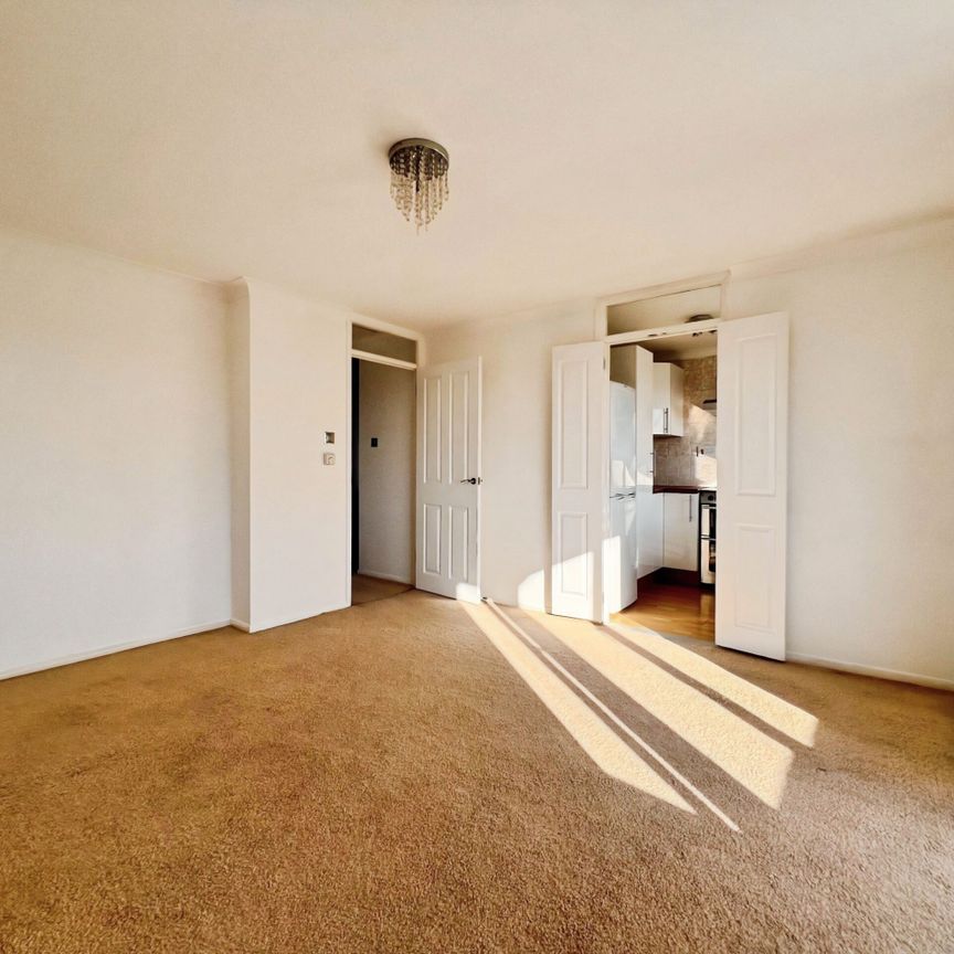 Bradleigh Avenue, Grays, RM17 - Photo 1