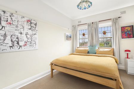 Semi Sized Art Deco Apartment In Walk To Everything Location - Photo 2