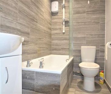 Moormede Crescent, Staines-upon-thames, TW18 - Photo 1