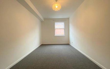 A fantastic property with access to communal gardens and an allocated parking space. - Photo 4