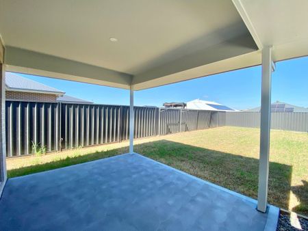 11a Loquat Street, Lochinvar - Photo 2