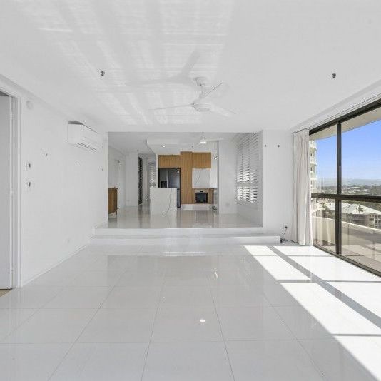 Half-floor apartment overlooking Yacht Club. - Photo 1