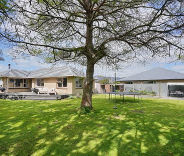 Charming Family home tucked away down a long driveway - Photo 3