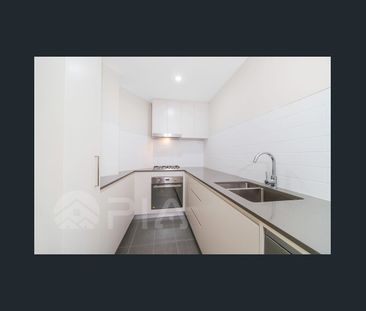 Modern 2 bedroom apartment close to amenities for lease - Photo 5