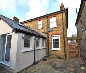 2 bedroom semi-detached house to rent - Photo 6