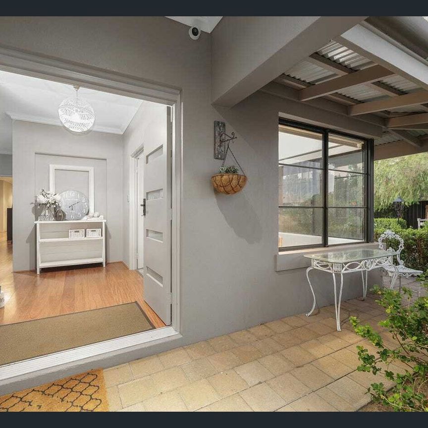 STUNNING HOME IN GREAT LOCATION!! - Photo 1