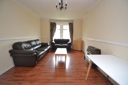 3 bedroom flat to rent - Photo 2