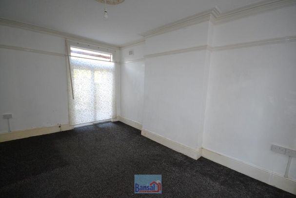 4 bedroom end of terrace house to rent - Photo 1