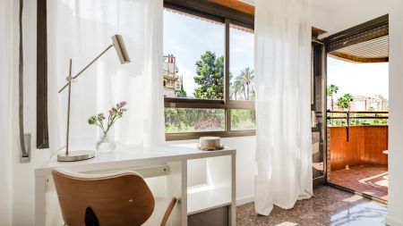 Room in a shared 5-bedroom apartment for rent in Exposició, with some bills included, professionals or students allowed. - Photo 2