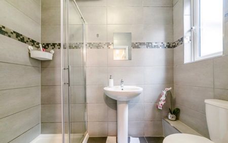 Studio Flat, Streatham High Road, SW16 - Photo 5