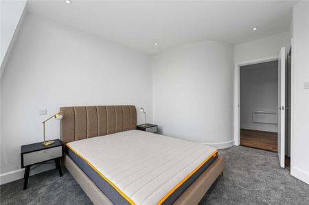 A recently refurbished three bedroom split level apartment in a convenient City location - Photo 4